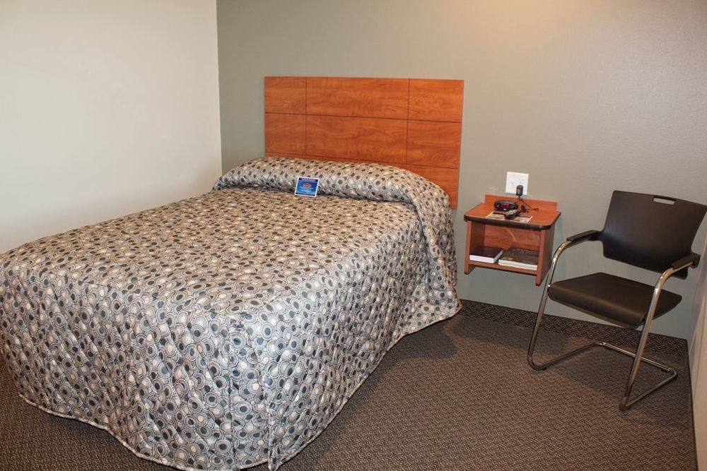 Suburban Studios Watford City Room photo